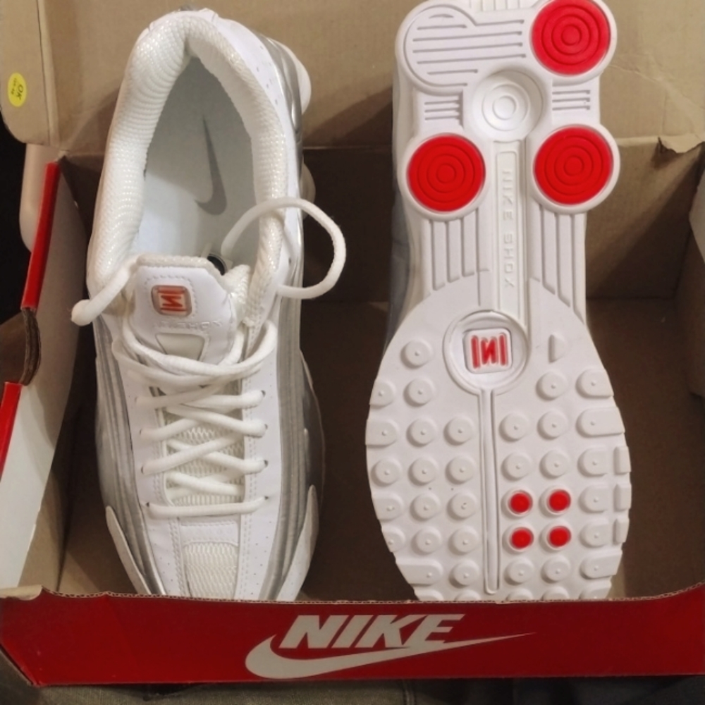 NIB Nike Shox R4